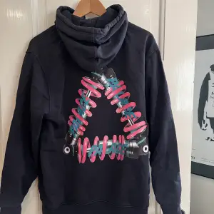 Palace tri ferg shock hoodie i riktigt skönt material i storlek M