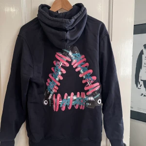 Palace hoodie - Palace tri ferg shock hoodie i riktigt skönt material i storlek M