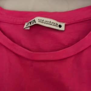 En jätte fin rosa tröja nypris 260kr tror jag säljer för 100kr + frakt 30kr frimärken