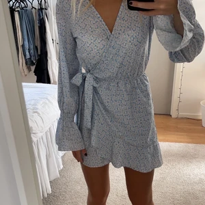 Blå söt sommarklänning - Anvätnca 2 gånger, nyskick, som shorts baktill