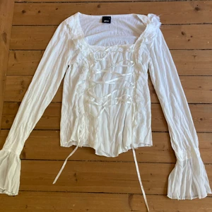 Vit blus - Säljer denna vita blus, från gina, är du intresserad eller har frågor kontakta mig privat 💕