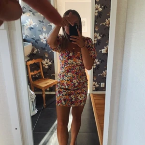 Sommarklänning - SUPERFIN klänning i storlek 38. Smickrar kroppen nått otroligt. Dragkedja baktill och i fint skick!! 