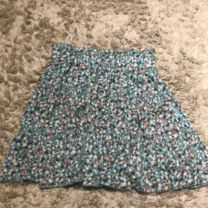 Blooming kjol - En söt blommig kjol från Shein,inte andvänt så mycket och i ett bra skick👌