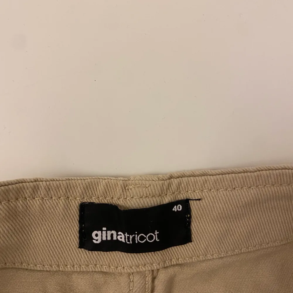 En beige jeans kjol med fickor framtill den GinaTricot i storlek 40. Säljes för 50 kr+frakt. Kjolar.