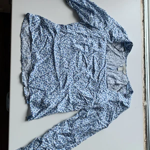 En fin blus  - En fin blommig blus 