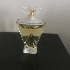 Guerlain eau de toilette  - Champs elysee från Guerlain eau de toilette 50 ml knappt använd, jättefin doft men passar inte på mig tyvärr, kostar 879kr på kicks så synd att slänga ;) 