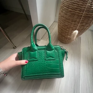 väska zara - svin snygg och cool väska från zara! (direktpris 300kr)