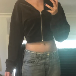 Brun hoodie - Säljer denna hoodie från bikbok då den är för stor! Nypris: 300kr. Använd skick men inte synliga defekter. Den är lite öppnad på första bilden för att visa lite mer hur den ser ut om den passar💗💗 Köpare står för frakt!