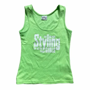 Y2k Slogan Tank Top - !-50%!Snyggt grönt linne med glittrigt tryck från 00-talet!💕 ”The right styling for all the tough girls” slogan! Borde egentligen behålla denhär för uppenbara skäl;)💋 I perfekt skick! Storlek M men skulle säga en S, inte förstor på mig som är en Xs!💕