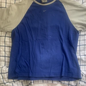 Vintage Nike  tröja ÄKTA - Säljer denna ascoola vintage Nike  tröjan, jättefina färger i storlek M och sitter overzize på mig som har S❣️❣️ du får välja spårbar frakt eller inte