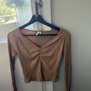 NLY TREND Tröja  - Denna jättefina tröja är knappt använd och är från Nellys egna märke - NLY TREND. Det är en längre magtröja med en söm mellan bysten. Den är i färgen beige