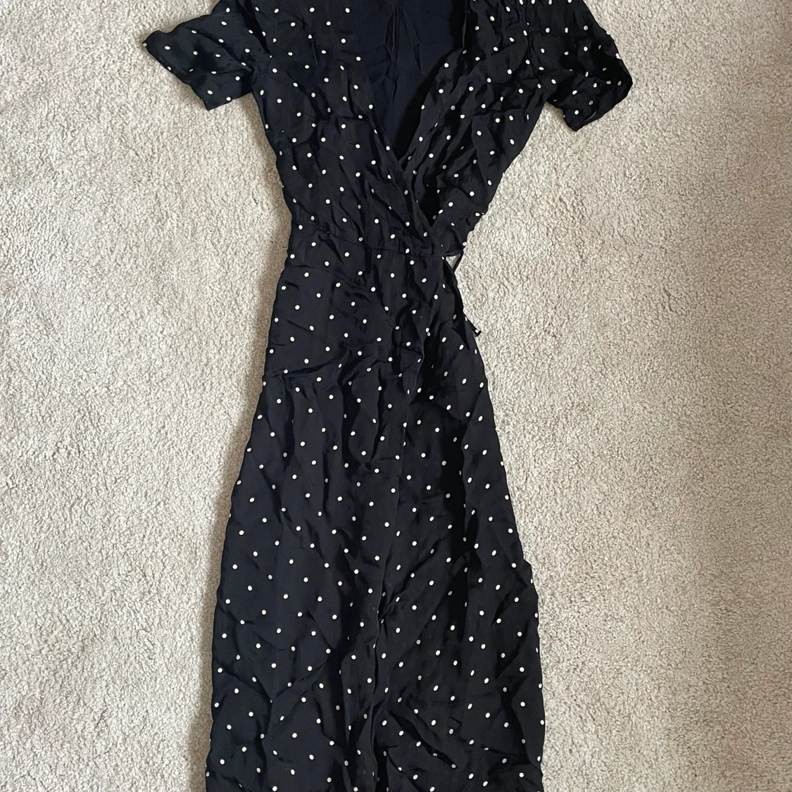 Prickig omlottklänning 