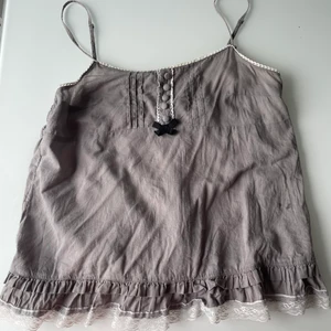 Fint Linne😍 - Jättefint grått linne💗 säljer detta linne som är storlek M men sitter fint på en S också! Använt 1 gång🪷🪷 säljer för 80kr ! Skriv privat angånde om frågor! 