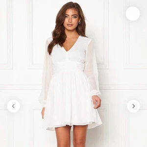 Studentklänning! - Säljer min studentklänning från bubbleroom, då den tyvärr inte kom till användning🥰🥰 (Nypris 549kr) 