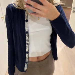 Custommade - Såå mjuk och fin kofta från Custommade med sjukt cool paljett kant i storlek S💙💙