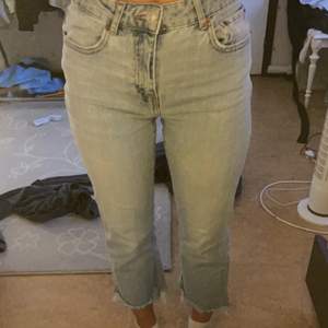 säljer nu ett par jeans som är lite för korta för mig i längden. jag är 1,65 men dom sitter jättefint runt midjan💕