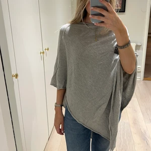 Gina Tricot poncho - Poncho från Gina Tricot som är jätteskön i one size🤍 Passar till allt😍