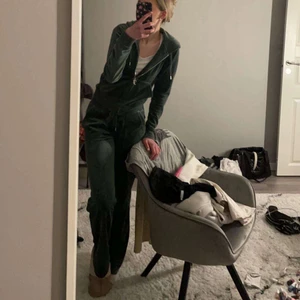Gröna juicy couture  byxor - Säljer dessa super fina Juciy byxor som ör använda ungefär 5 gånger men säljer nu för vill köpa ett par andra💞 De är i Strlk S💞 Om du vill ha hela sättet så kan jag även fixa det också💞