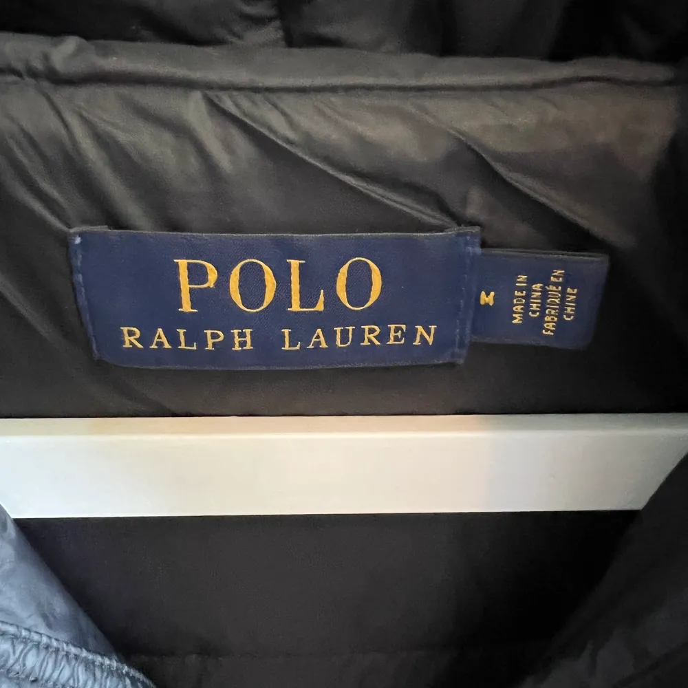 Svart polo ralph lauren vindjacka (höst/vår). Den har luva 2 fickor med dragkedjor. I bra skick. Väldigt skön jacka. Bra passform.. Jackor.