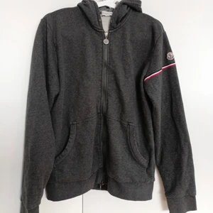 Moncler hoodie - Säljer min rätt så använda moncler hoodie i storlek M. Kvittot medföljer från NK. Skriv för mer bilder ❤️❤️