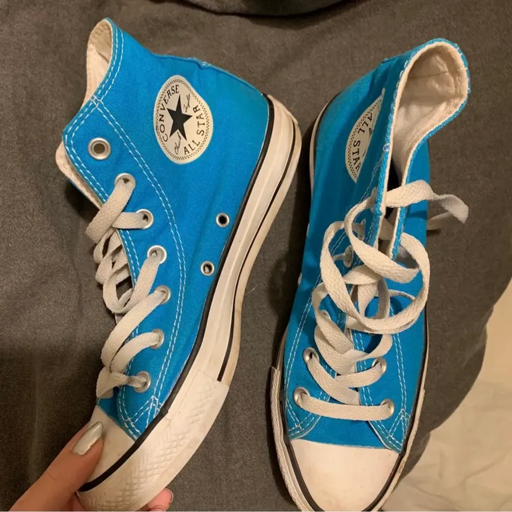 Säljer mina superfina älskade converse i en unik blå färg. De är i toppenskick och man kan knappt se tecken på användning. . Skor.