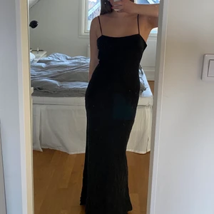 Djerf Avenue maxiklänning  - Osäker på om jag vill sälja men tänkte kolla intresset på min älskade djerf avenue maxidress i svart. Använd endast en gång så som ny! Klänningen är i storlek xs men passar mig som vanligtvis har s och ibland m då man knyter den i ryggen 