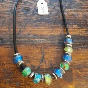 Halsbans  - Fint halsband aldrig använt nypriss 100  Säljer för 50:- 