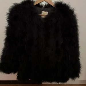 Svart fluffjacka - Hej! Säljer denna svarta fluff jackan då den inte kommer till användning längre! Köparen står för frakten 🤍