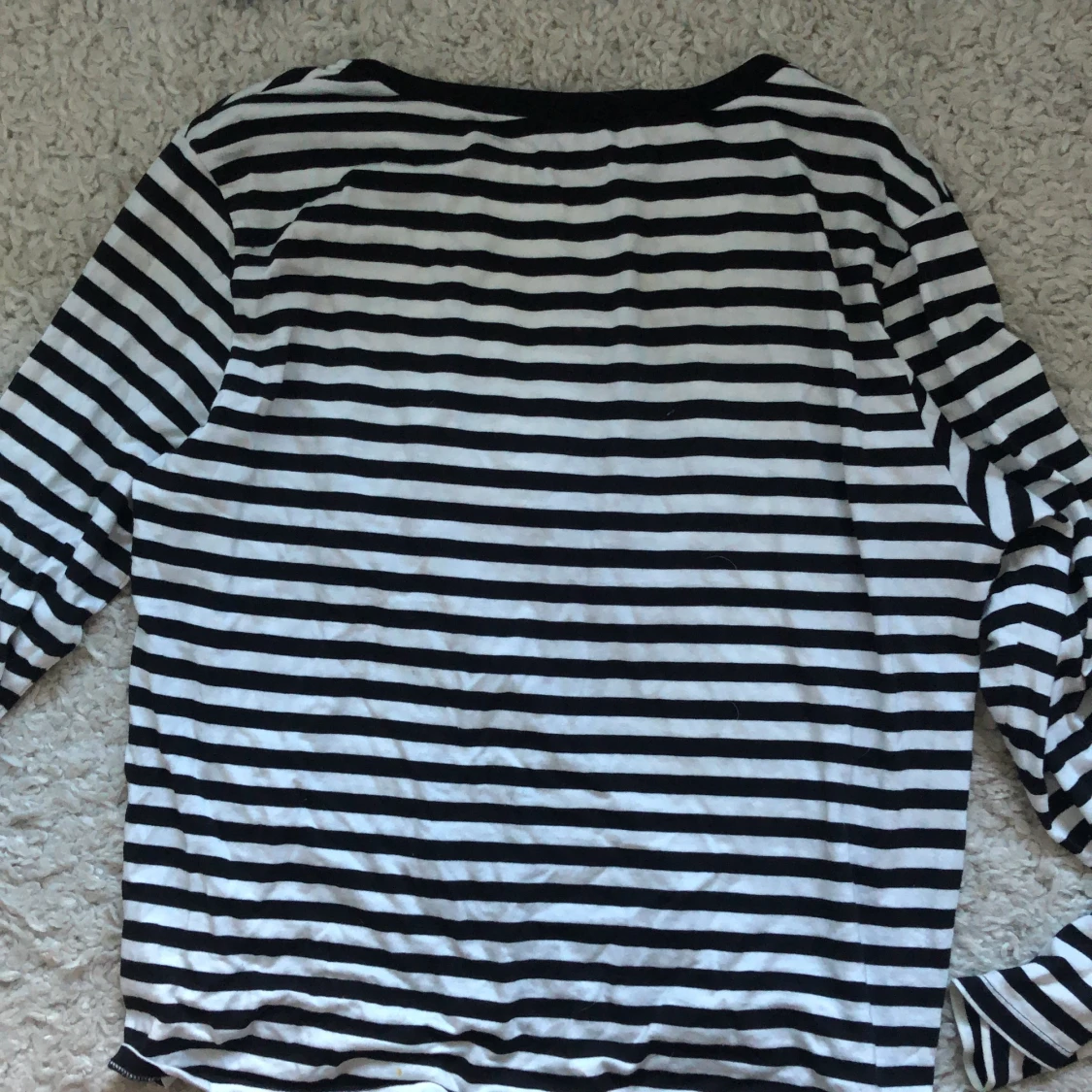 En svart randig tröja - 90