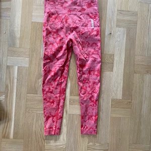 Gymshark Camo röd L - Gymshark adapt Camo, nypris 650 använda två gånger. Storlek XL tror jag, men känns mer som L. Kan fraktas mot kostnad eller mötas upp i Uppsala. 