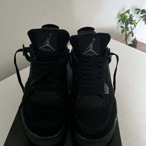 Jordan 4’s (black cat) till salu - Säljer ett par Jordan 4’s (black cat). De är använda ett par gånger och är i ett bra skick. Box ingår men inget kvitto! Kan även diskutera snabb affär vid behov! 