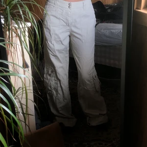 Cargopants strl 38 - Beiga Cargo byxor köpta secend hand,  sitter pösigt på mig som har strl 34/36. Säljs för 200+frakt🌸