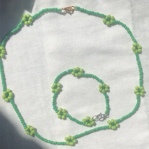 Flower collection💛 - Wow wow wow! Älskar dessa <3  Armband: 29kr/st, halsband: 39kr/st💕 köp hela setet för endast 55kr, frakt tillkommer på 14kr!💚 du väljer själv färg på smyckena, skriv till mig vid intresse så skickar jag bild på färgerna som finns!