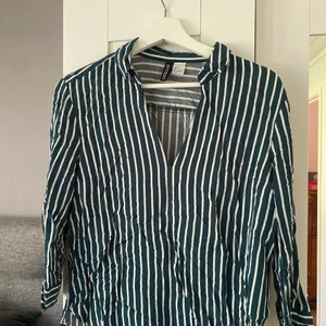 Blus - Jättefin randig blus från H&M med trekvartslånga ärmar i storlek 36. Säljes för 30 kr+frakt 