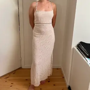 Säljer denna fina vita klänning köpt från Zara. Aldrig använd med köplagen på. Står som storleken L men passar mig som är S/M❤️  