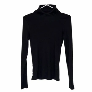 POLOTRÖJA - Svart ribbad polotröja