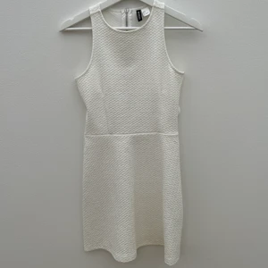 Klänning - Vit sommarklänning med superfin rygg. Använd en gång