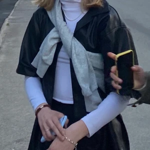 Läder skjorta med korta armar  - Fake läder skjorta med korta ärmar. Köp på Gina för 500kr och använd EN gång! Perfekt till till exempel utekvällen eller som ett plagg över en annan outfit! det PERFEKTA lager på lager plagget!!!