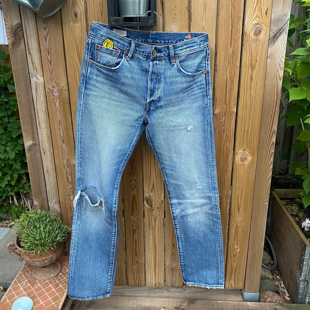 Levi’s jeans 501:or super mario tema. Reva på ena knäet.  Storlek: W30 L32.           Normal i storlek Använda ca. 3ggr inköpta för 2 år sen - superbra skick.  Skönt basplagg! . Jeans & Byxor.