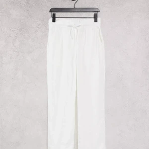 Low waist Linnebyxor - Säljer mina fina low waist linnebyxor från & other stories❤️ så fina och är i storlek 32, passar xs❤️ är 165 och sitter bra, passar även om man är kortare än så❤️ tror jag köpte för 900 så säljer för 400+frakt❤️ om flera intresserade blir det budgivning❤️