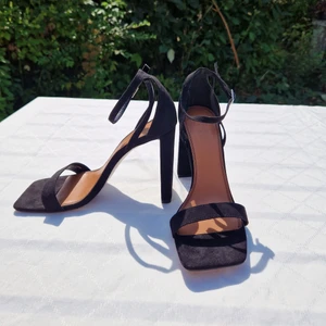 Svarta högklackade skor strl 39 - Skor i nyskick med 10 cm klack från asos. Endast provade.