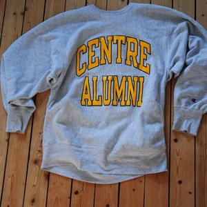 Vintage champion sweetshirt - Vintage sweetshirt från champion i väldigt fint skick. Den är i storlek x-large men har används av mig som har storlek s. Pris kan diskuteras. 