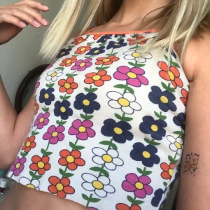 Sommartopp  - Egentligen barnstorlek så lite tajt i armhålorna. Färgen har bleknat lite så är inte helt vitt, avklippt där nere.