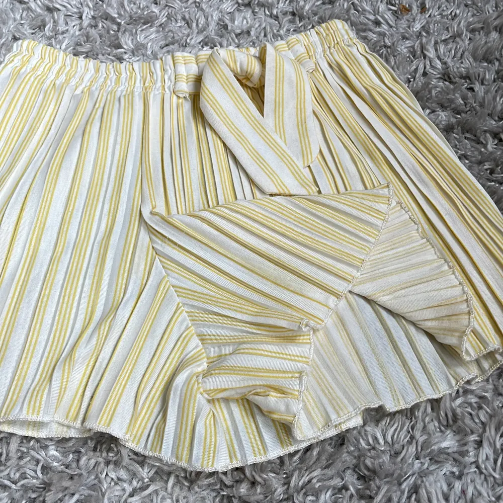 Detta är ett par shorts som ser utt som en kjol från ZARA som jag säljer för att den är för liten! Men den är som ny och jag har bara använt den 2 gånger! Så den är nästan som ny💓. Shorts.