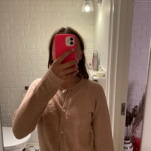 Kofta  - En rosa stickad kofta använd typ en gång 