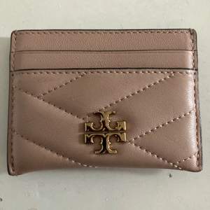 ❗️Just nu endast 350kr❗️ Beige Tory Burch korthållare välkommen att höra av sig vid frågor ☺️✨