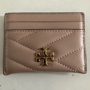 Korthållare - ❗️Just nu endast 350kr❗️ Beige Tory Burch korthållare välkommen att höra av sig vid frågor ☺️✨