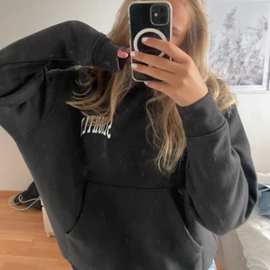 Weekday hoodie - Säljer denna oversized hoodien från weekday. Nästan helt oanvänd. Nypris 399kr Mitt pris 190kr + frakt💕
