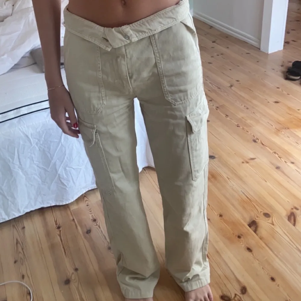 Super snygga cargopants från zara, aldrig använda. Jag är 165 och dom är en aning långa på mig, skulle passa någon som är 167.  Budgivning ifall fler är intresserade bud är bindande så buda inte om ni inte kan betala😊Nypris 359. Köparen står för frakten . Jeans & Byxor.