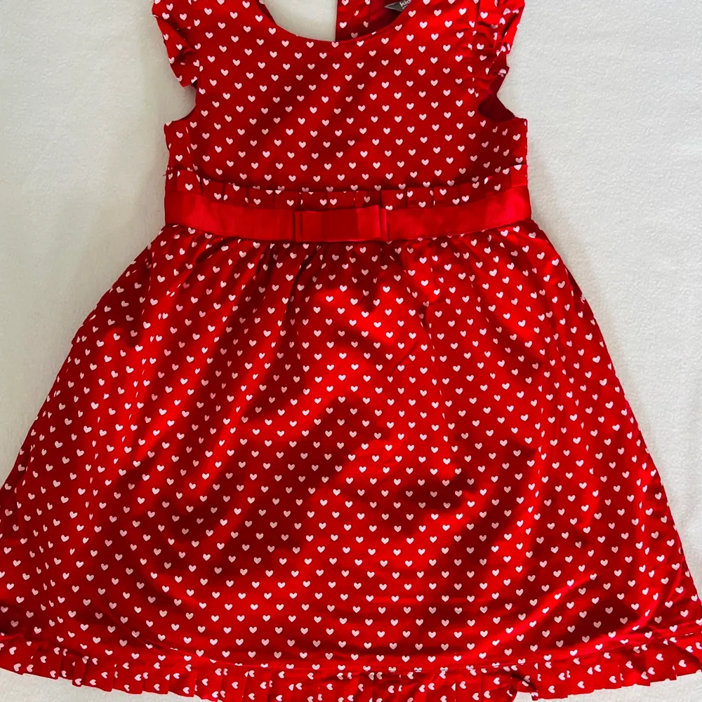 En underbar röd klänning fylld med hjärtan!. Klänningar.
